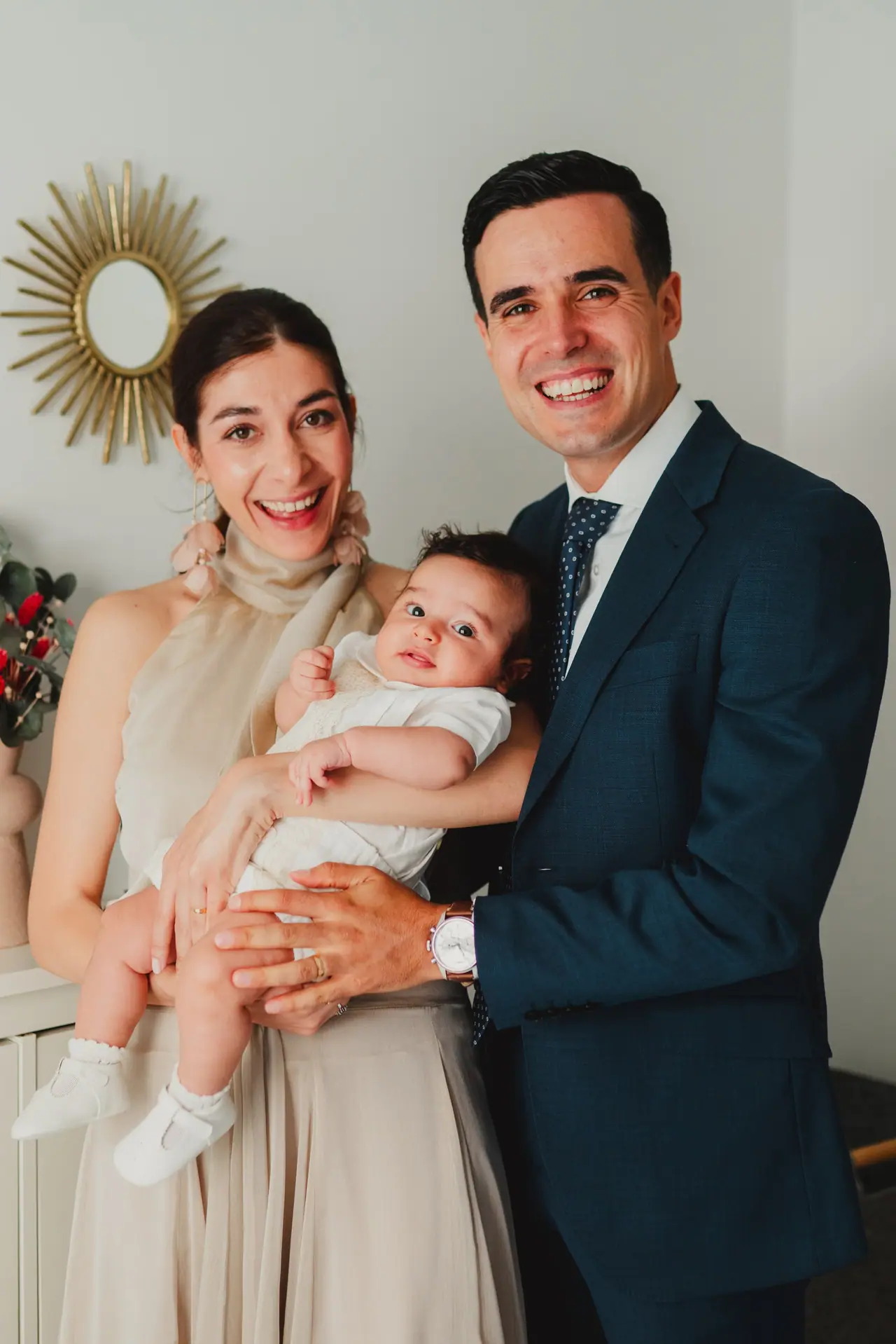 Fotografía de bautizo: padres espejo sol