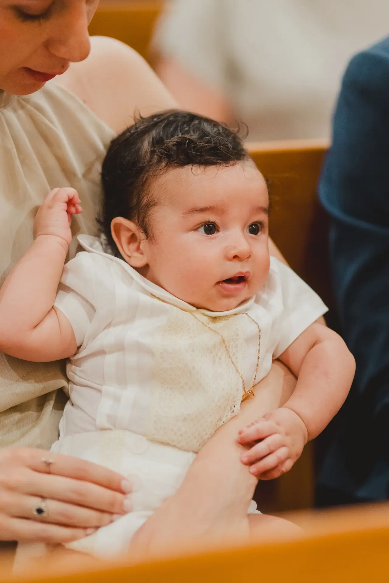 Fotografía de bautizo: bebe banco iglesia