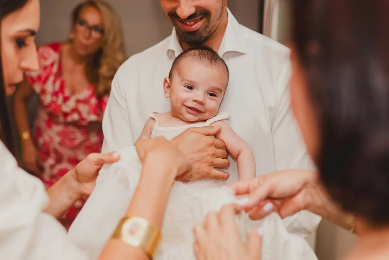 Fotografía de bautizo: bebe brazos padre