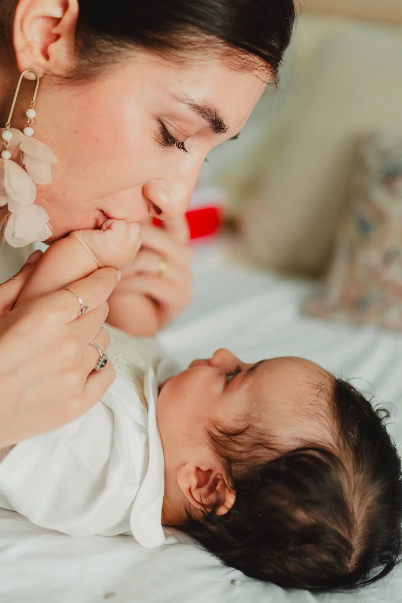 Fotografía de bautizo: madre beso manita