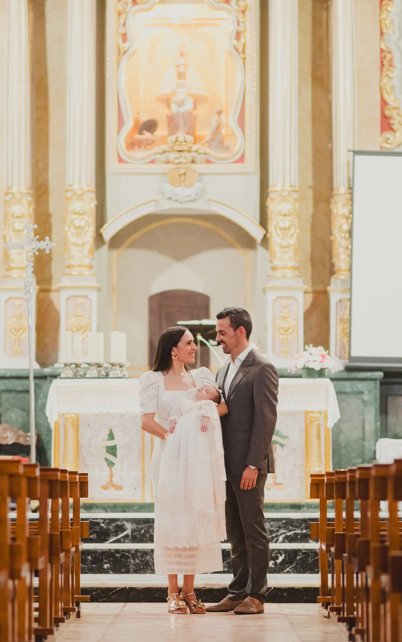 Fotografía de bautizo: familia altar verde