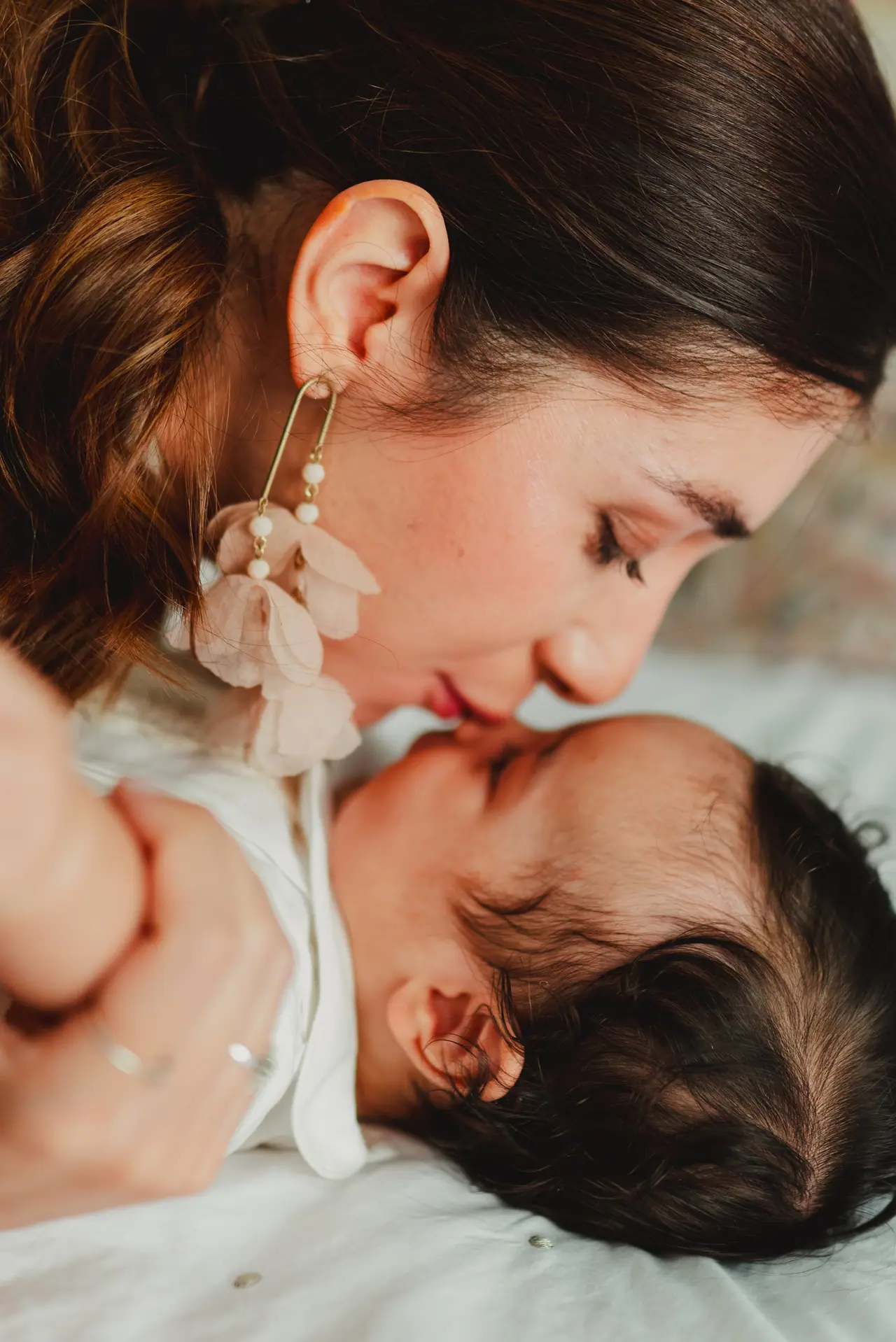 Fotografía de bautizo: madre nariz con nariz