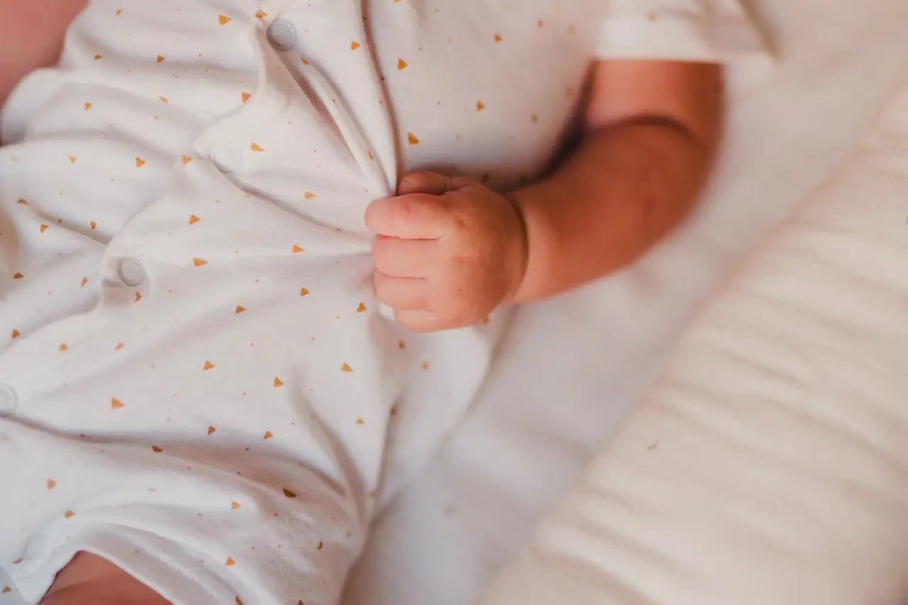 Fotografía de bautizo: manita pijama