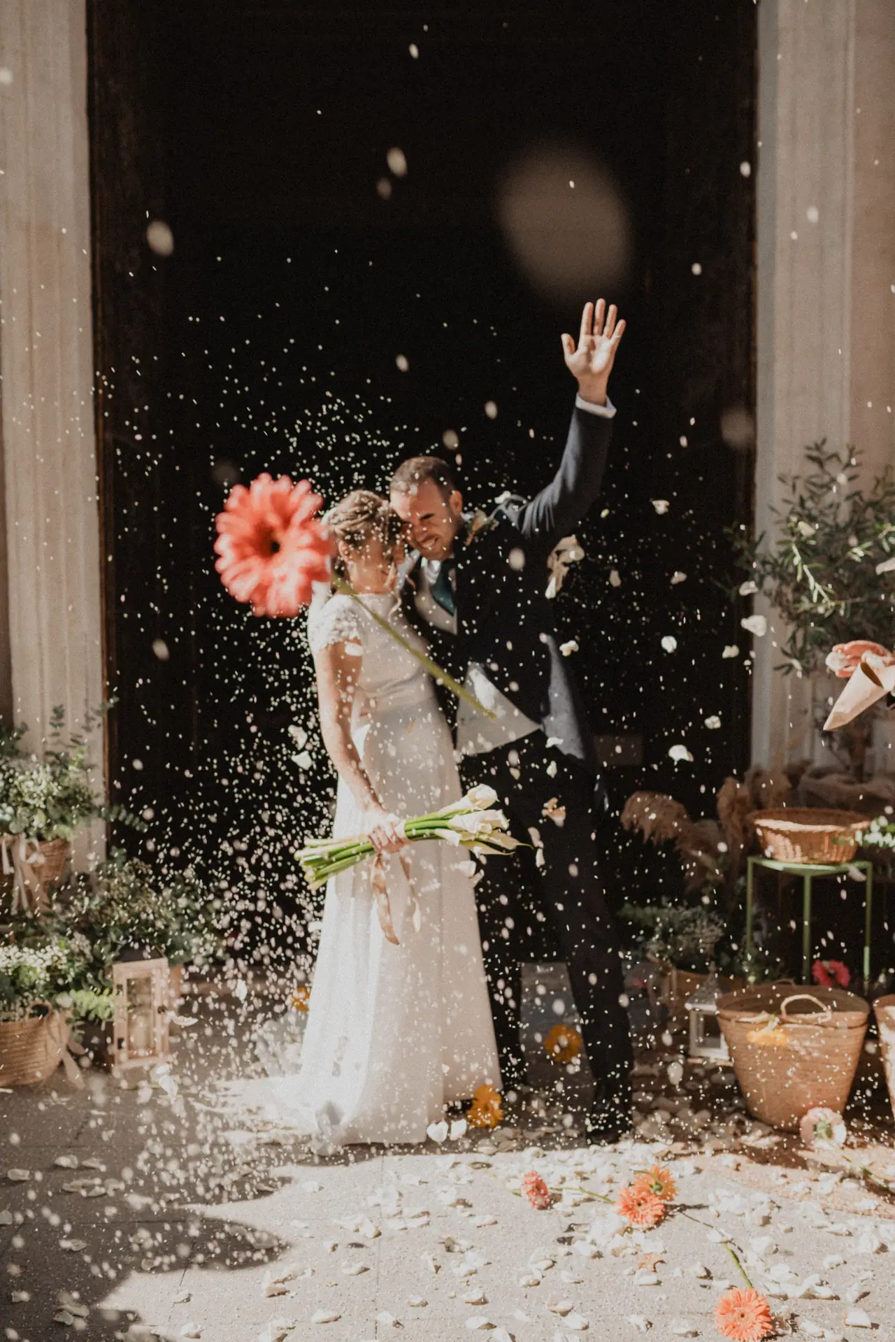 Fotografía de boda en Valencia: salida arroz gerbera
