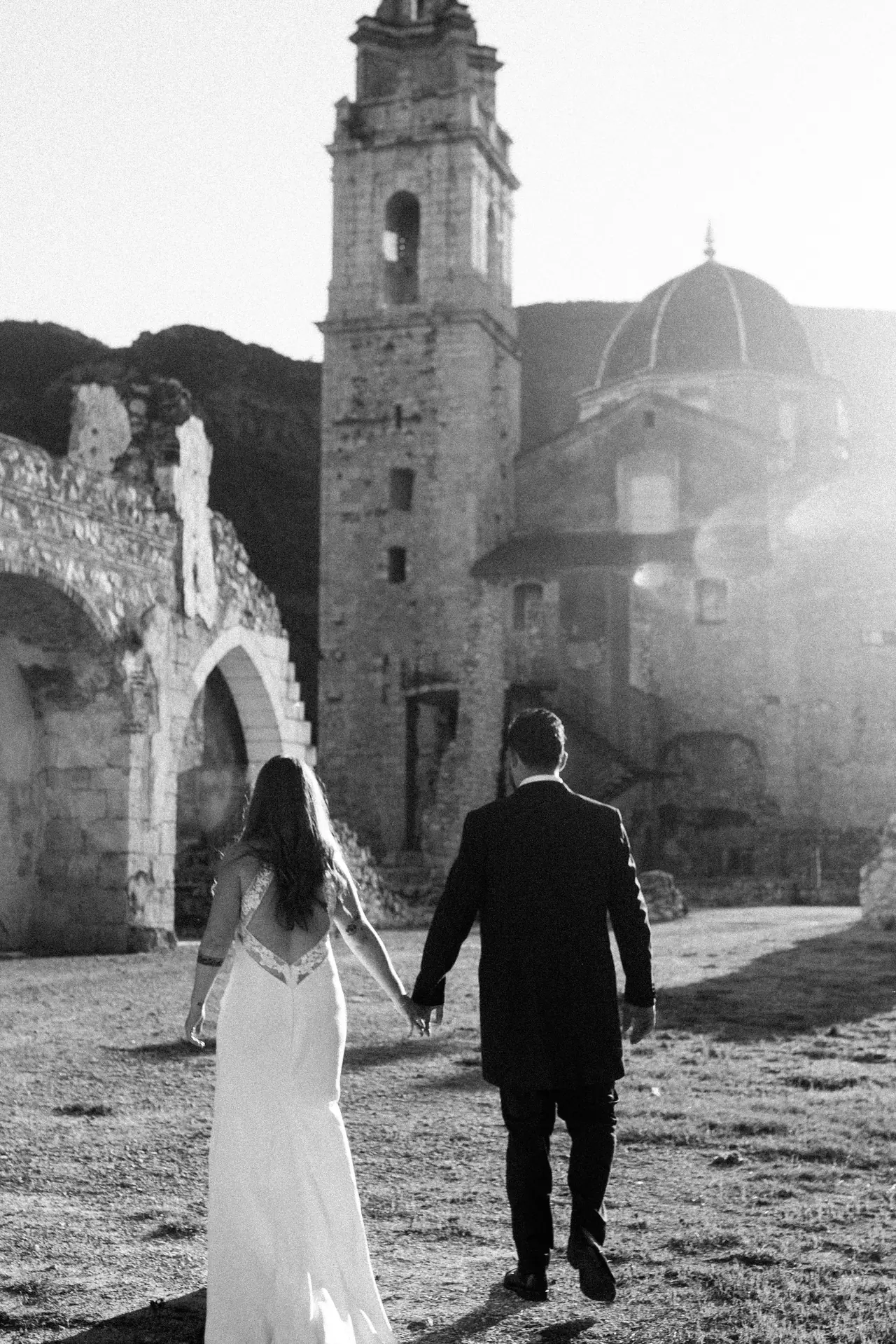 Fotografía de boda en Valencia: monasterio ruinas, en blanco y negro