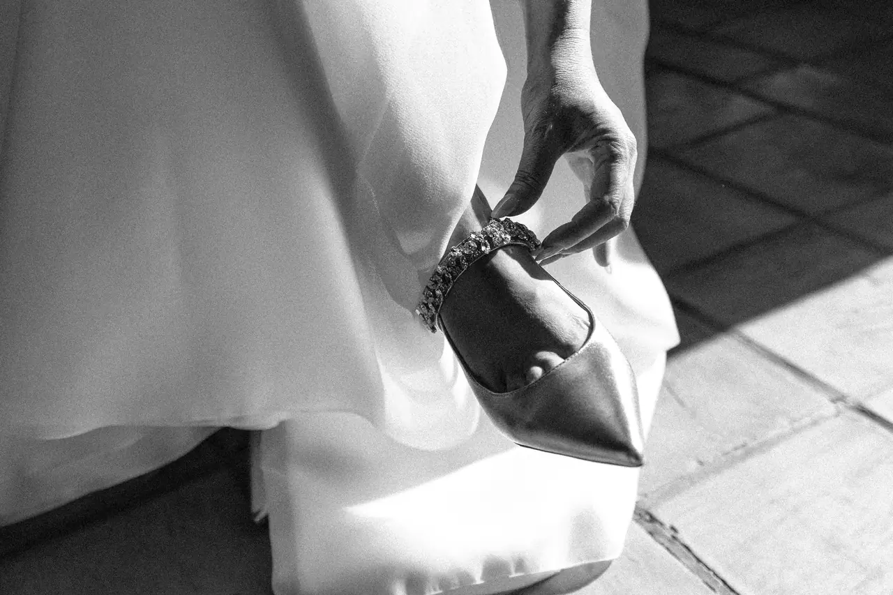 Fotografía de boda en Valencia: zapato, en blanco y negro