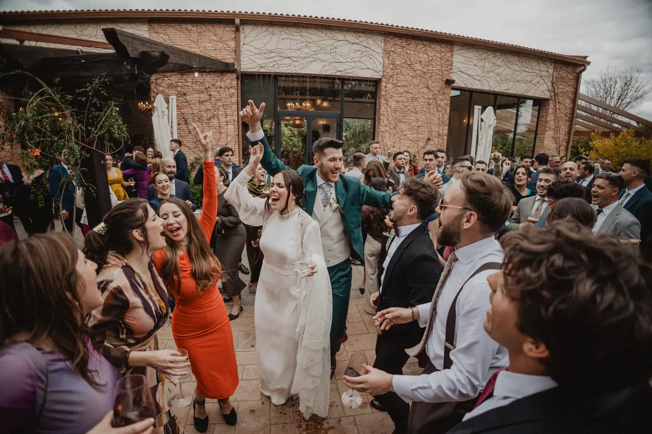 Fotografía de boda en Valencia: fiesta patio ladrillo
