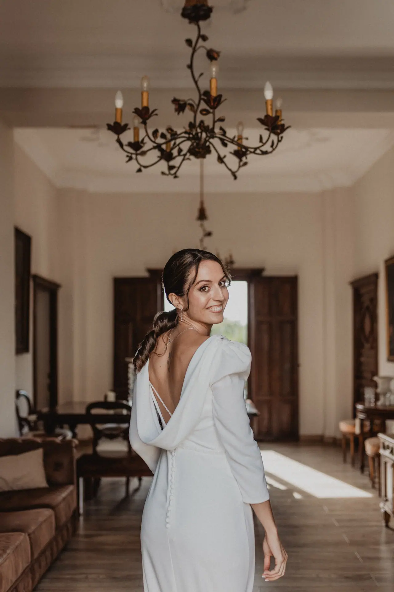 Fotografía de boda en Valencia: novia espaldas lampara