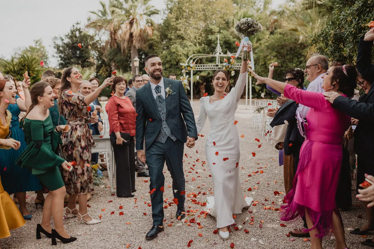 Fotografía de boda en Valencia: salida petalos rojos