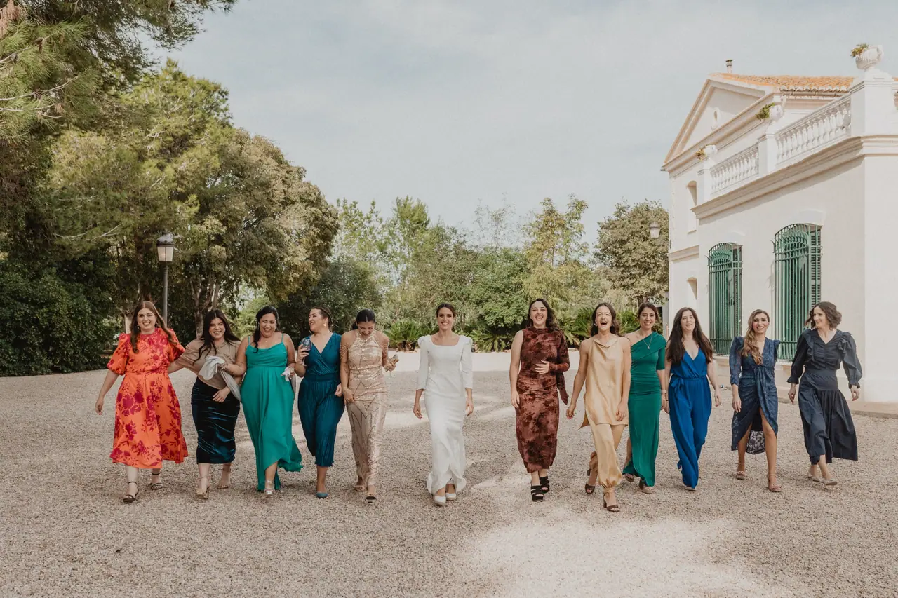 Fotografía de boda en Valencia: novia amigas colores