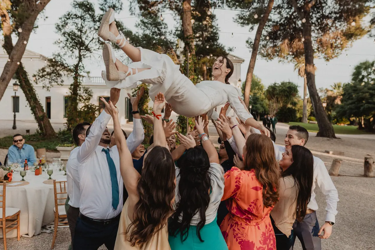 Fotografía de boda en Valencia: novia manteada