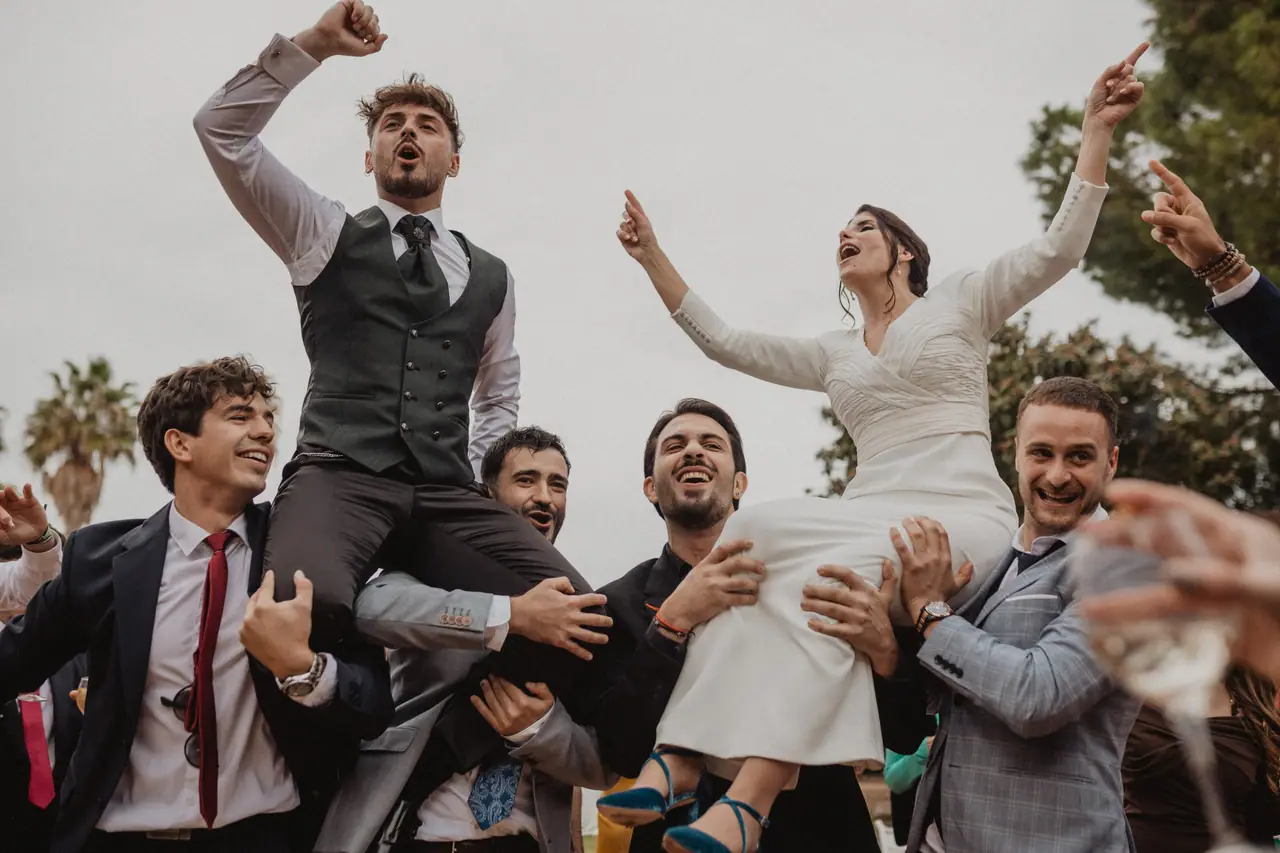 Fotografía de boda en Valencia: novios a hombros