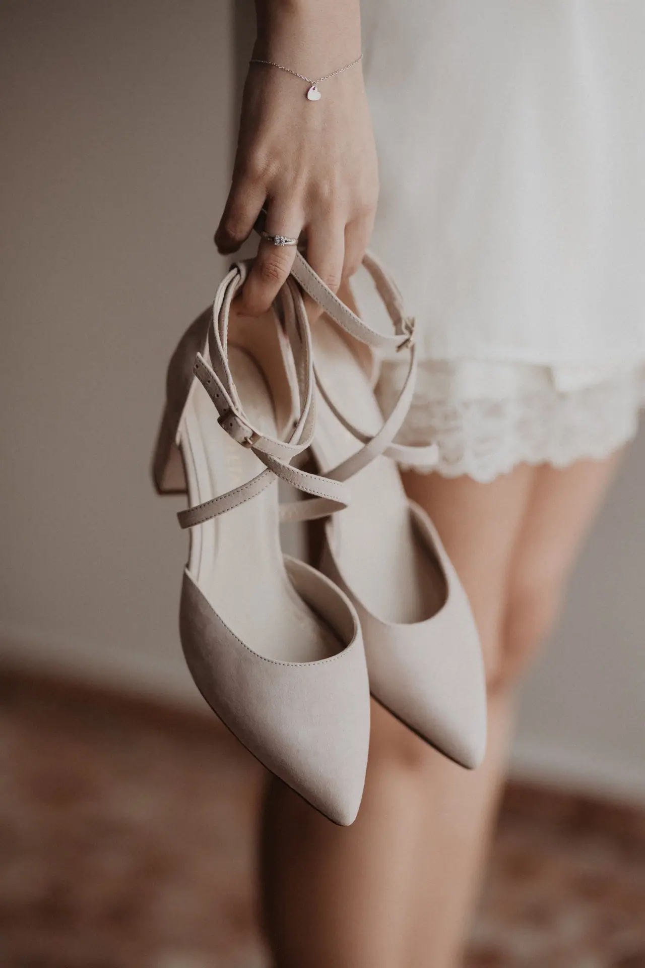 Fotografía de boda en Valencia: zapatos beige