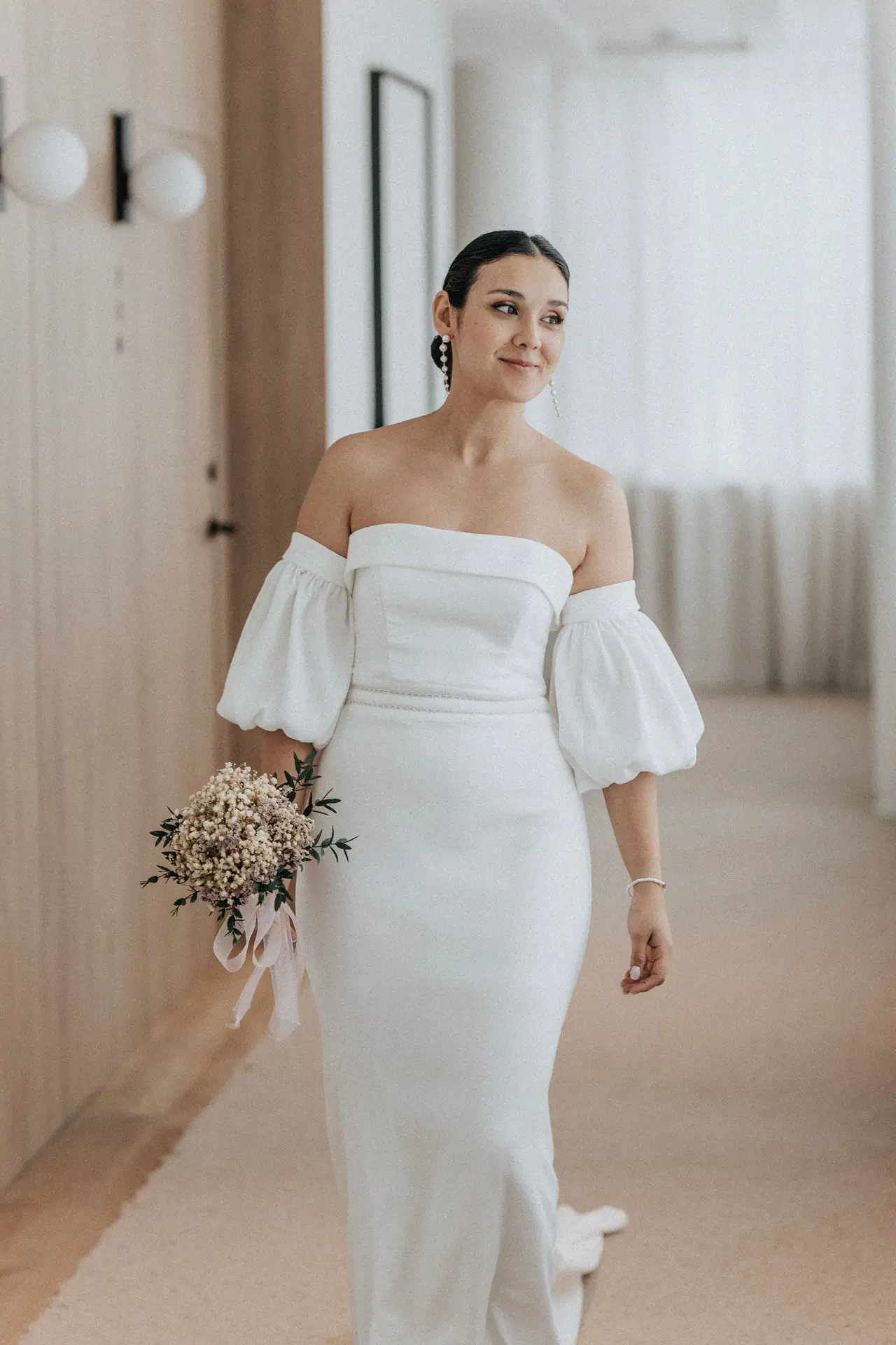 Fotografía de boda en Valencia: novia mangas globo pasillo