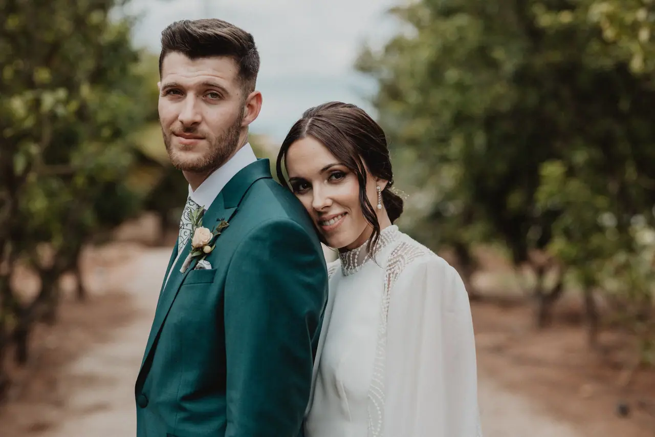 Fotografía de boda en Valencia: traje verde naranjos