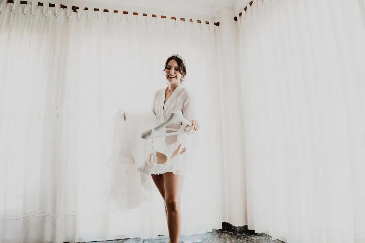 Fotografía de boda en Valencia: novia bata velo