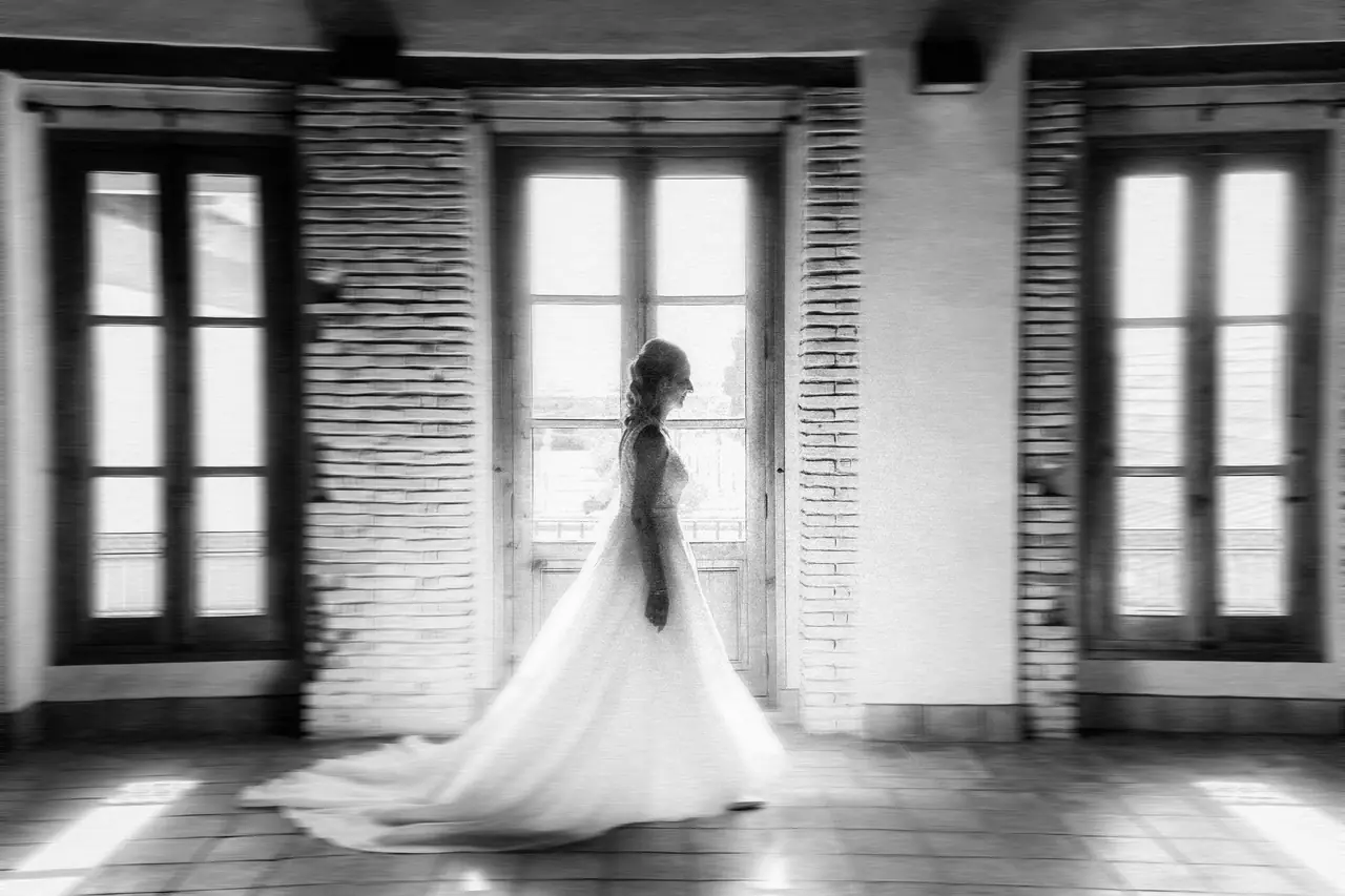 Fotografía de boda en Valencia: novia silueta ventanales, en blanco y negro