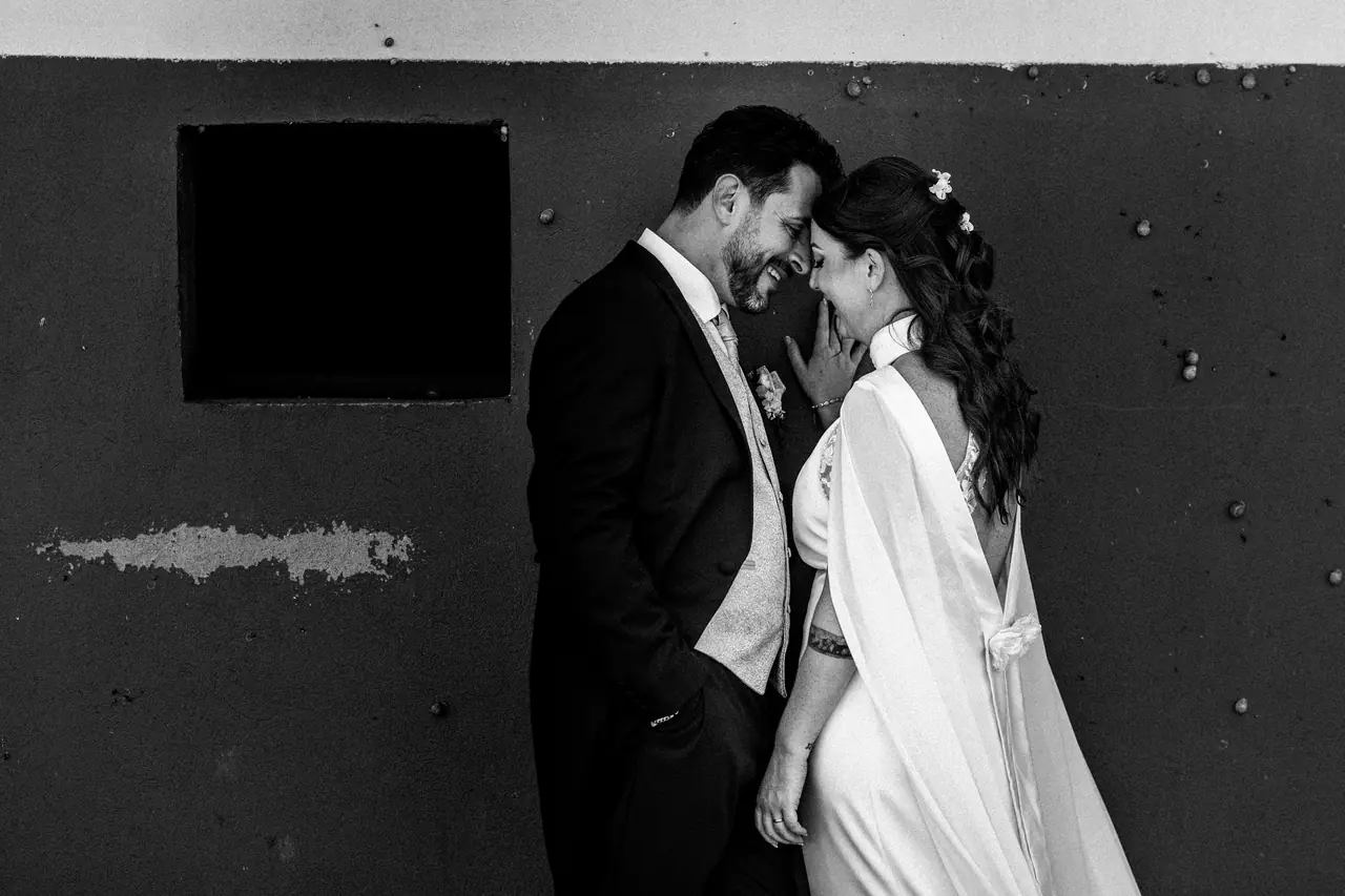 Fotografía de boda en Valencia: frente con frente muro, en blanco y negro
