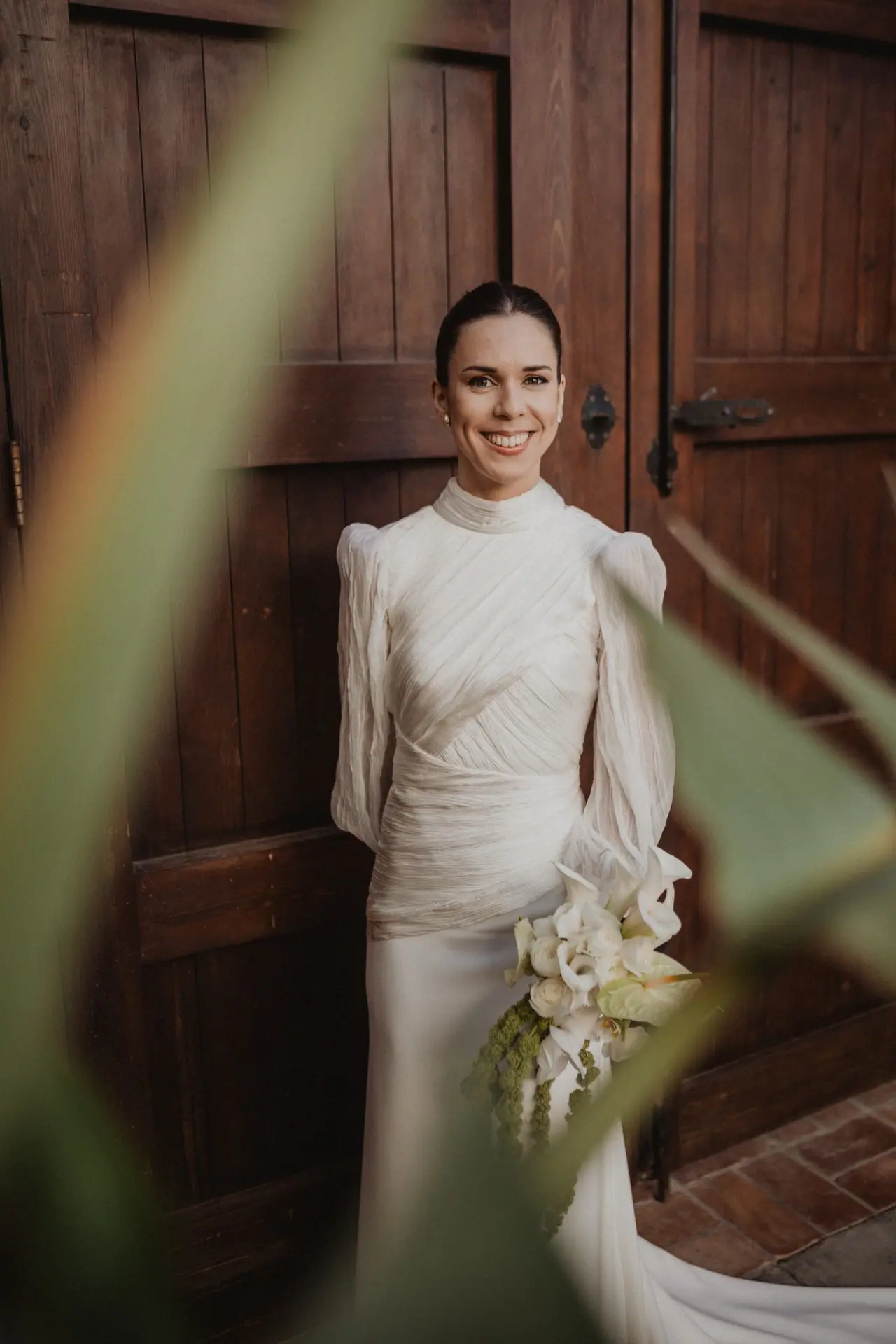 Fotografía de boda en Valencia: novia puerta madera