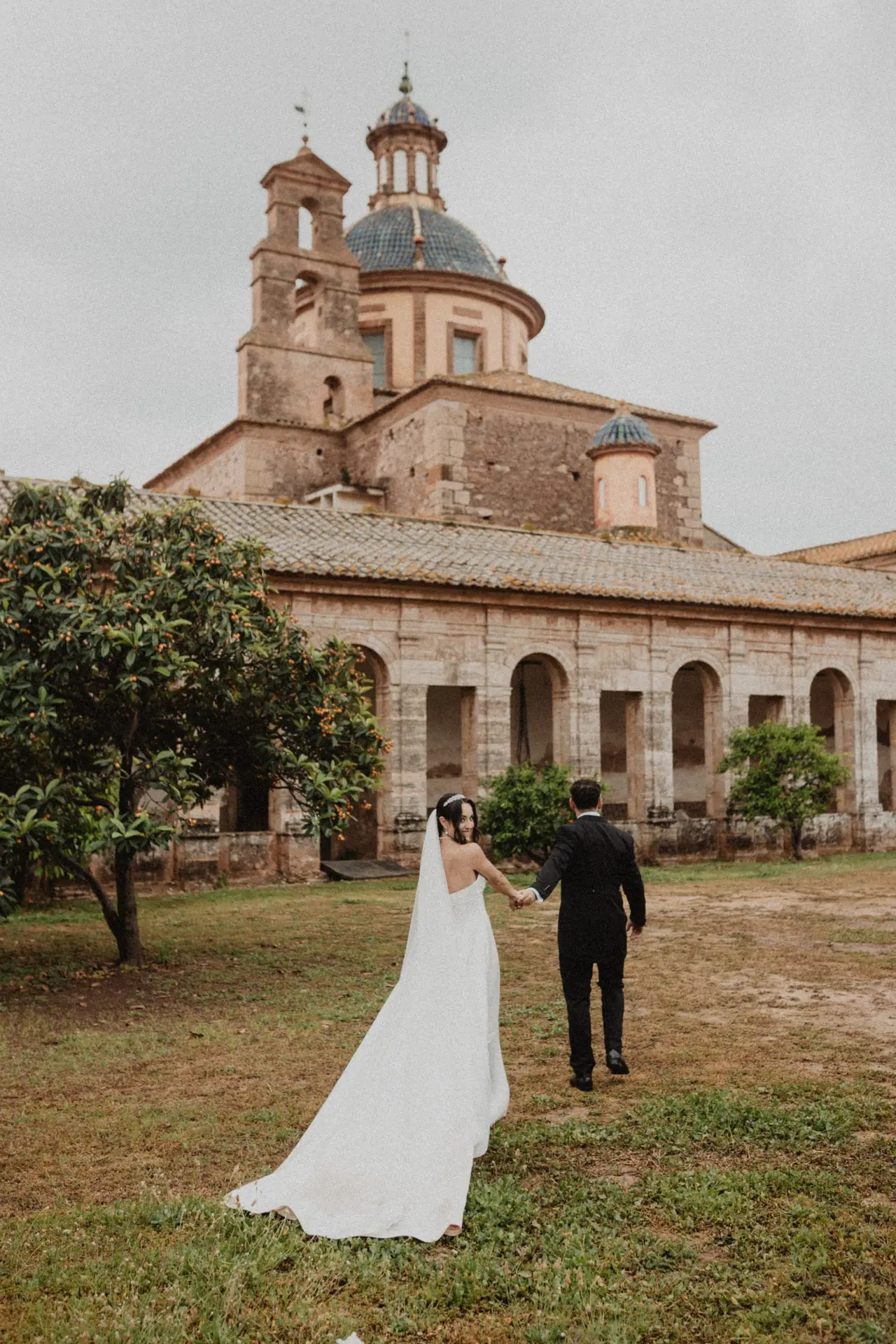 Fotografía de boda en Valencia: pareja cúpula en la Cartuja de Ara Christi, El Puig de Santa María