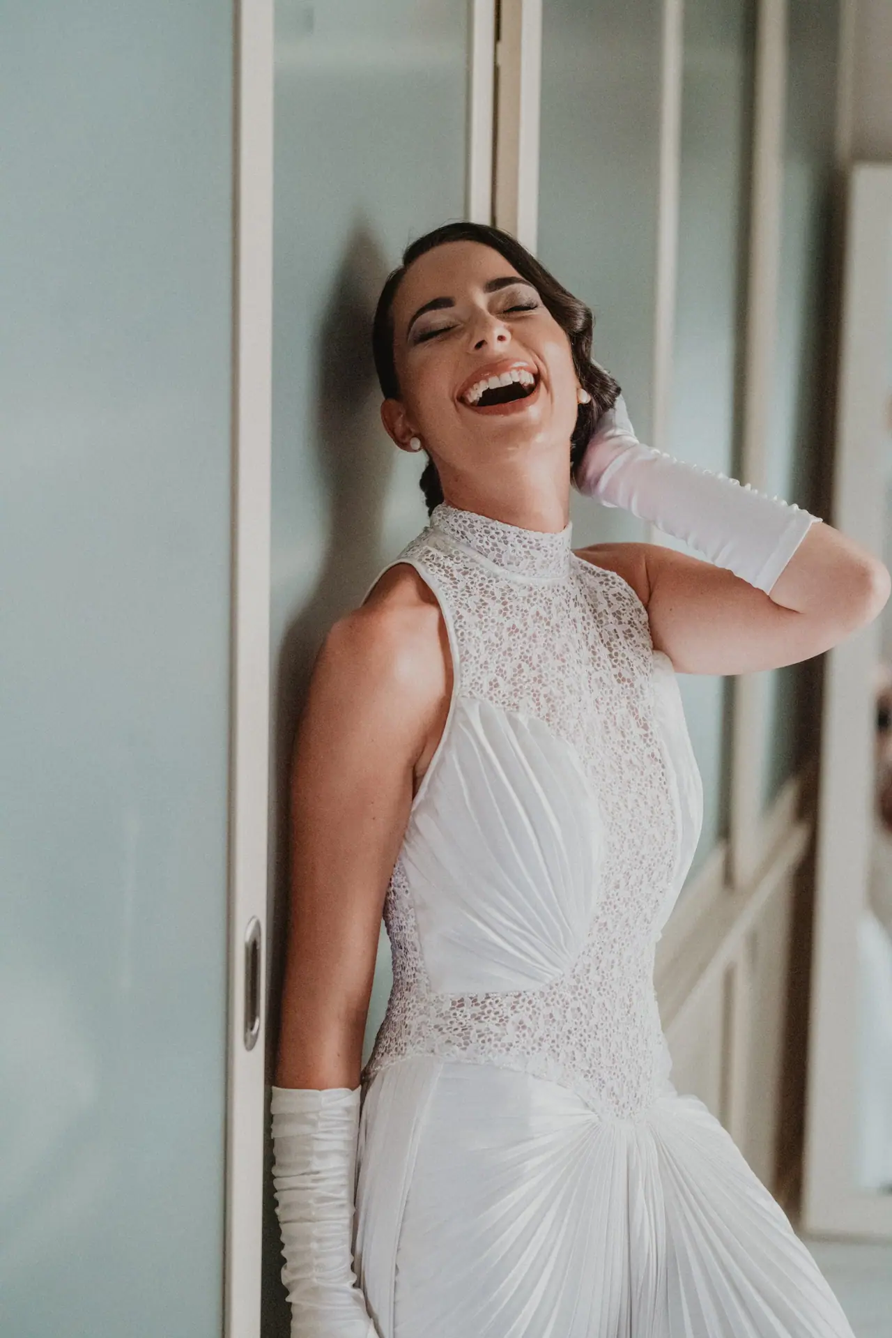 Fotografía de boda en Valencia: novia risa guantes