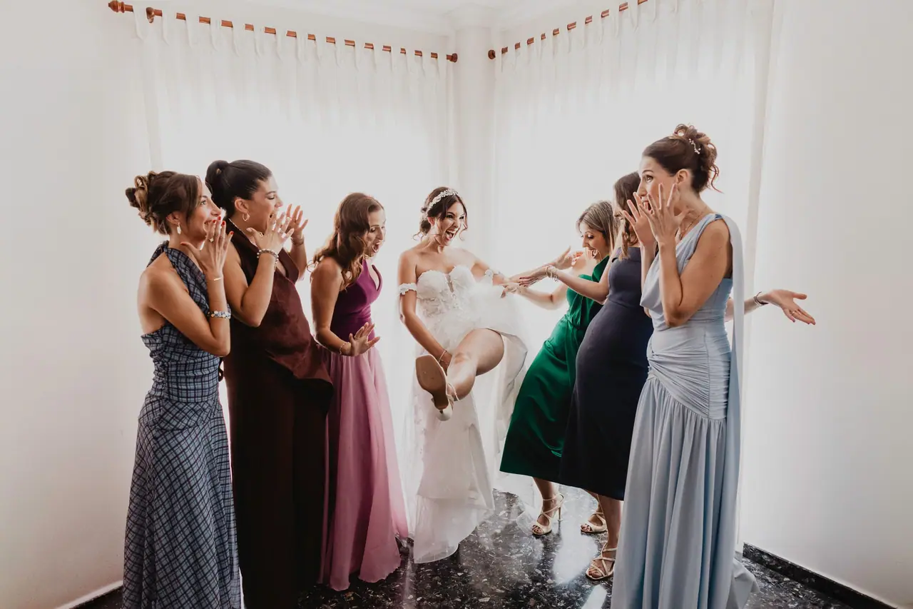 Fotografía de boda en Valencia: novia amigas patada