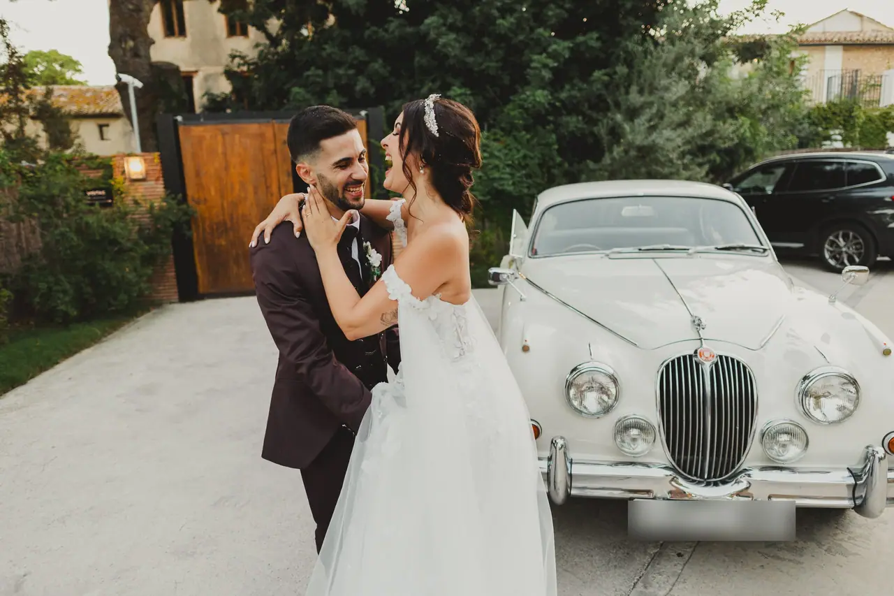 Fotografía de boda en Valencia: coche clasico abrazo