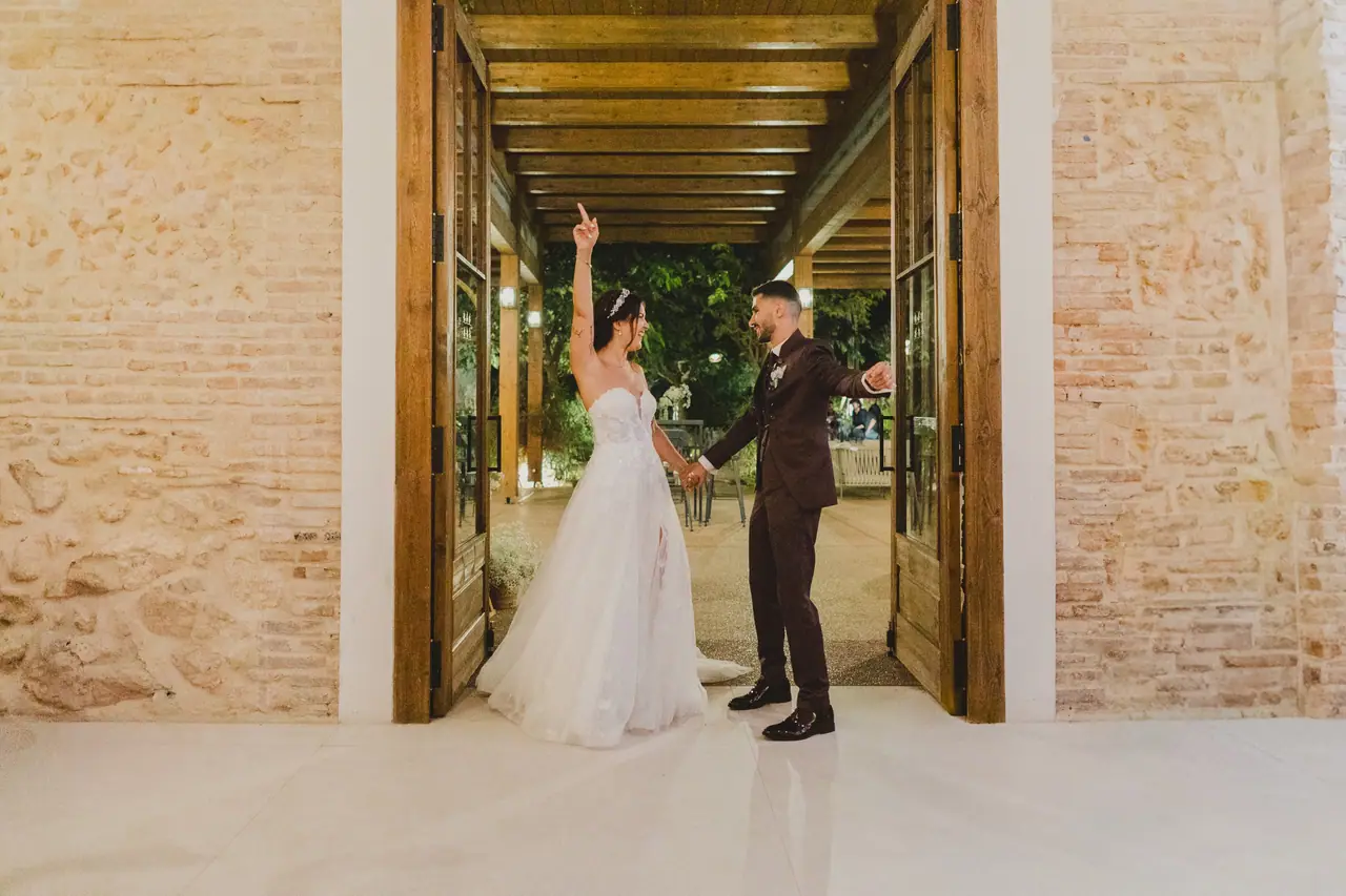 Fotografía de boda en Valencia: entrada puertas madera