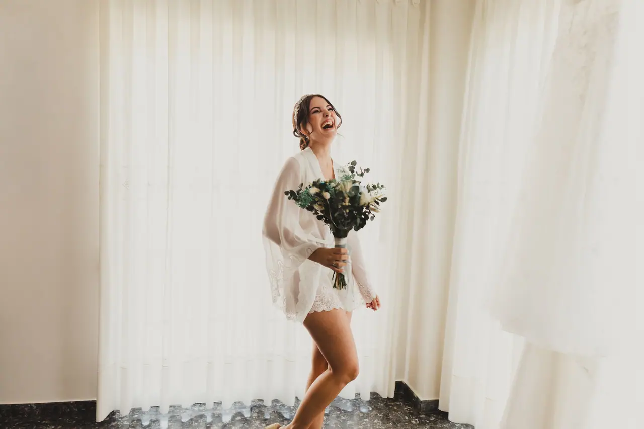 Fotografía de boda en Valencia: novia bata ramo