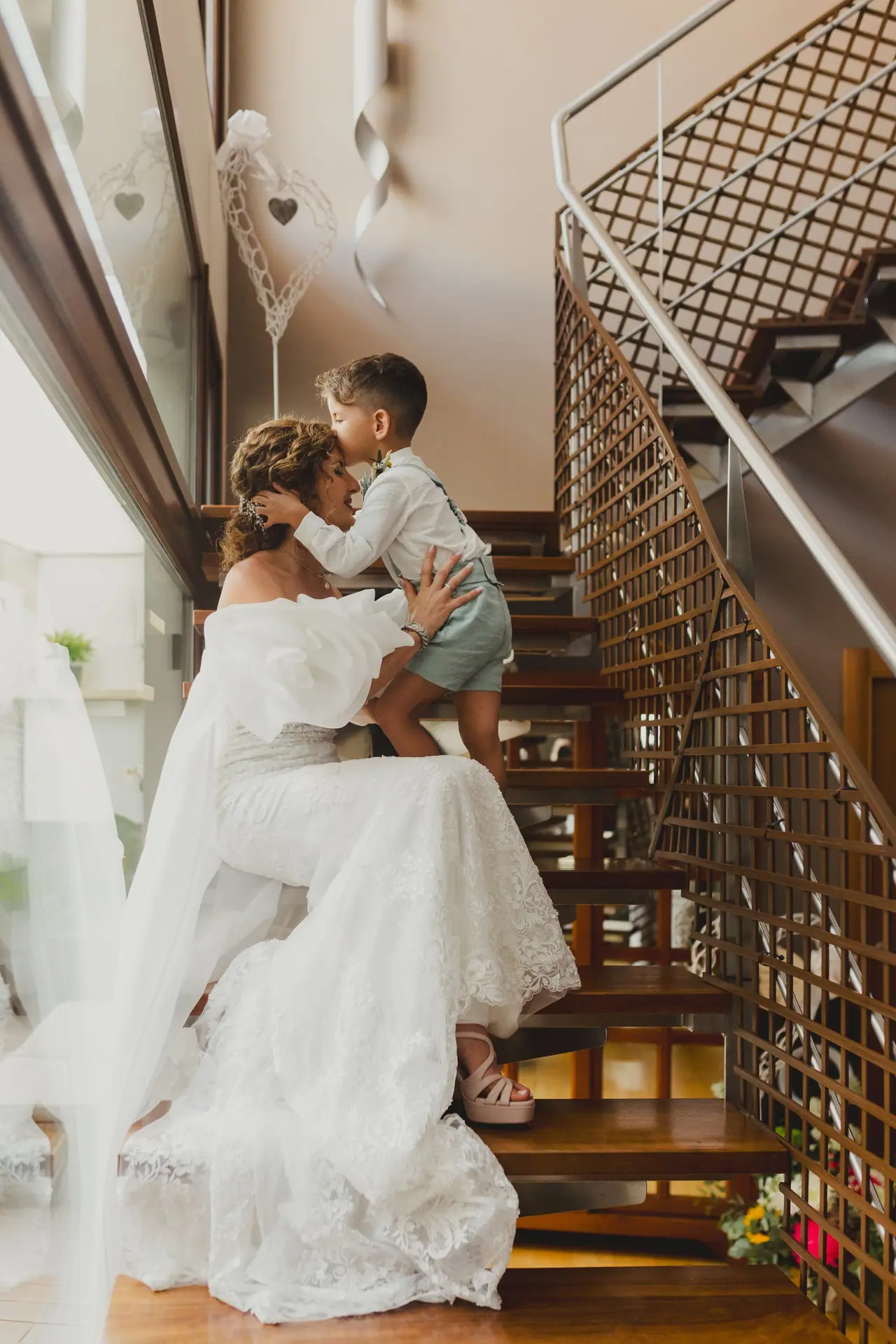 Fotografía de boda en Valencia: novia hijo escalera