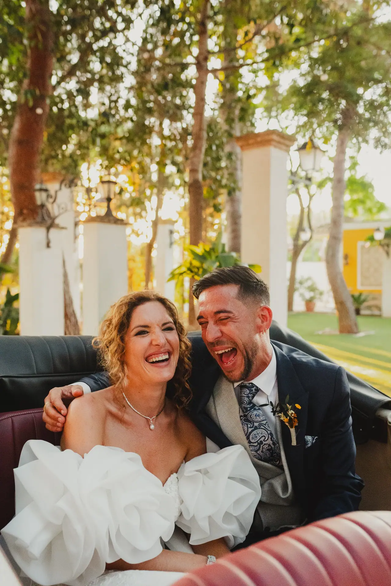 Fotografía de boda en Valencia: carruaje risas