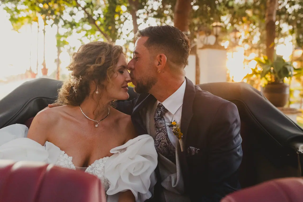 Fotografía de boda en Valencia: carruaje beso frente