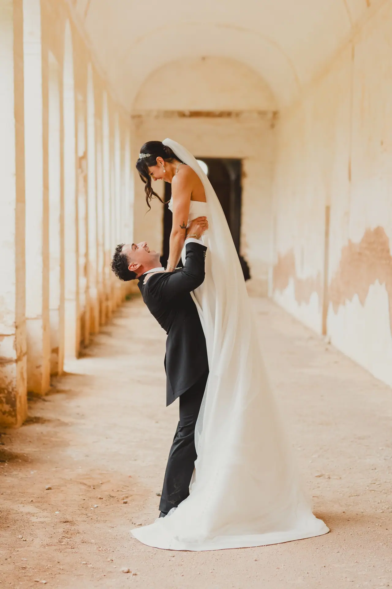 Fotografía de boda en Valencia: pasillo la levanta en la Cartuja de Ara Christi, El Puig de Santa María