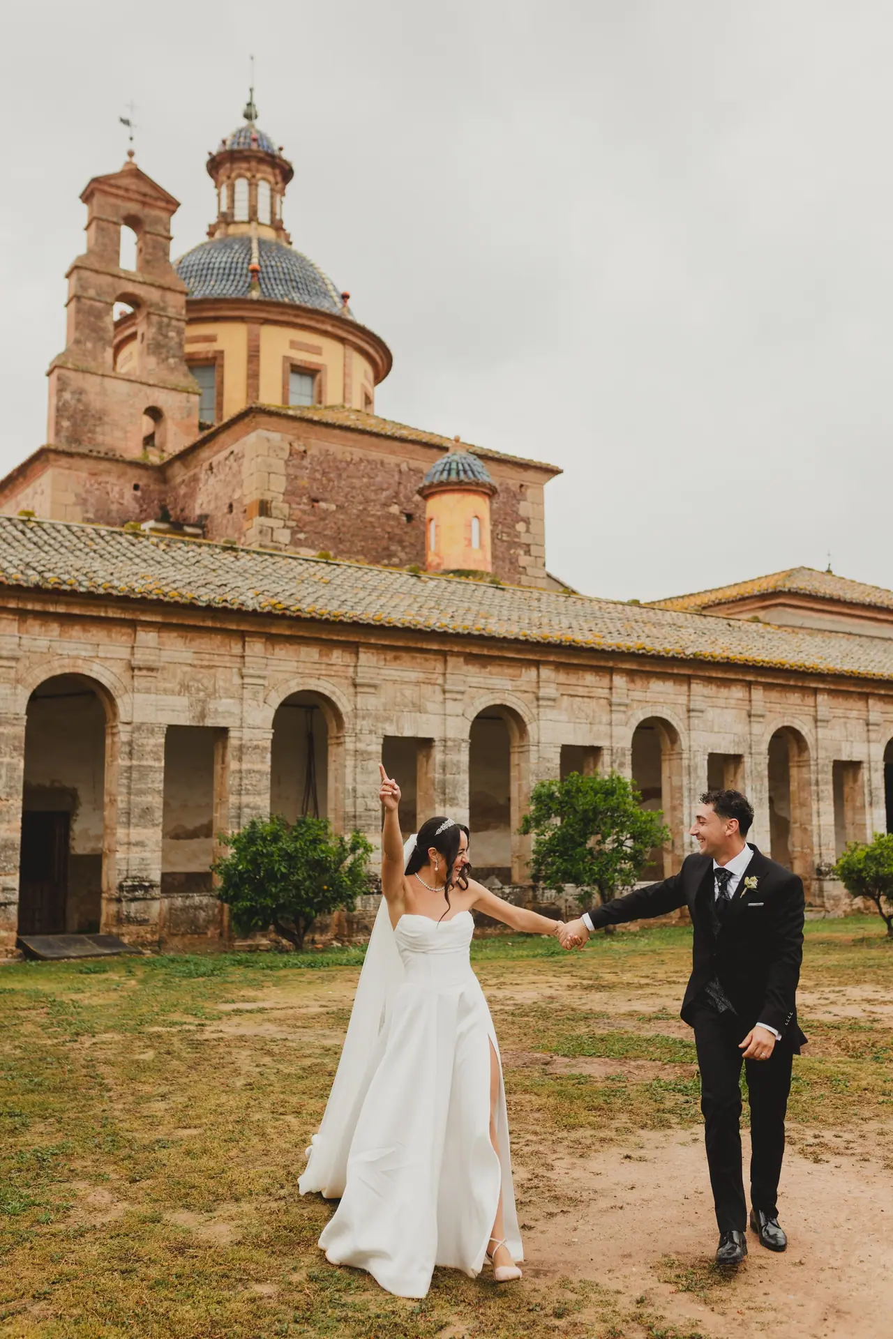 Novios bailando en el patio de la Cartuja de Ara Christi, con la cúpula de tejas azules al fondo