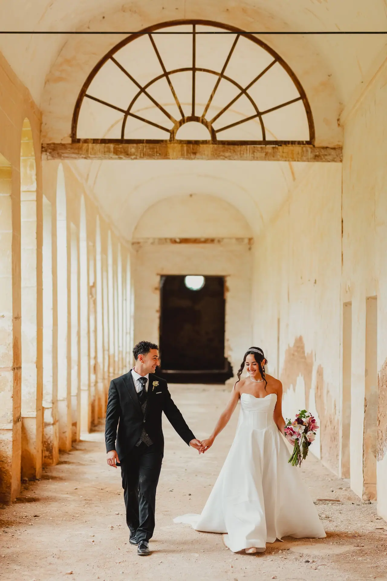 Fotografía de boda en Valencia: pasillo de la mano en la Cartuja de Ara Christi, El Puig de Santa María