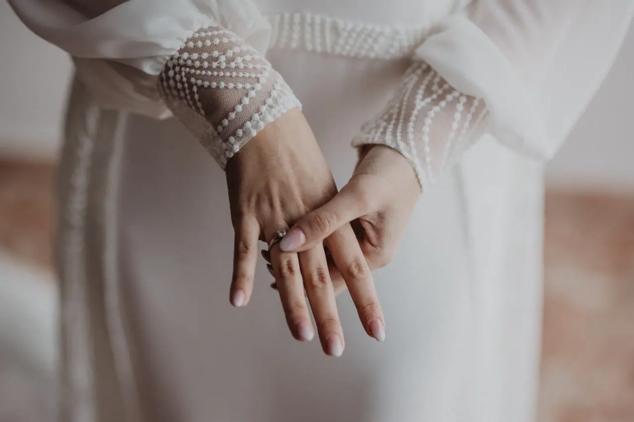 Fotografía de boda en Valencia: manos anillo puños bordados