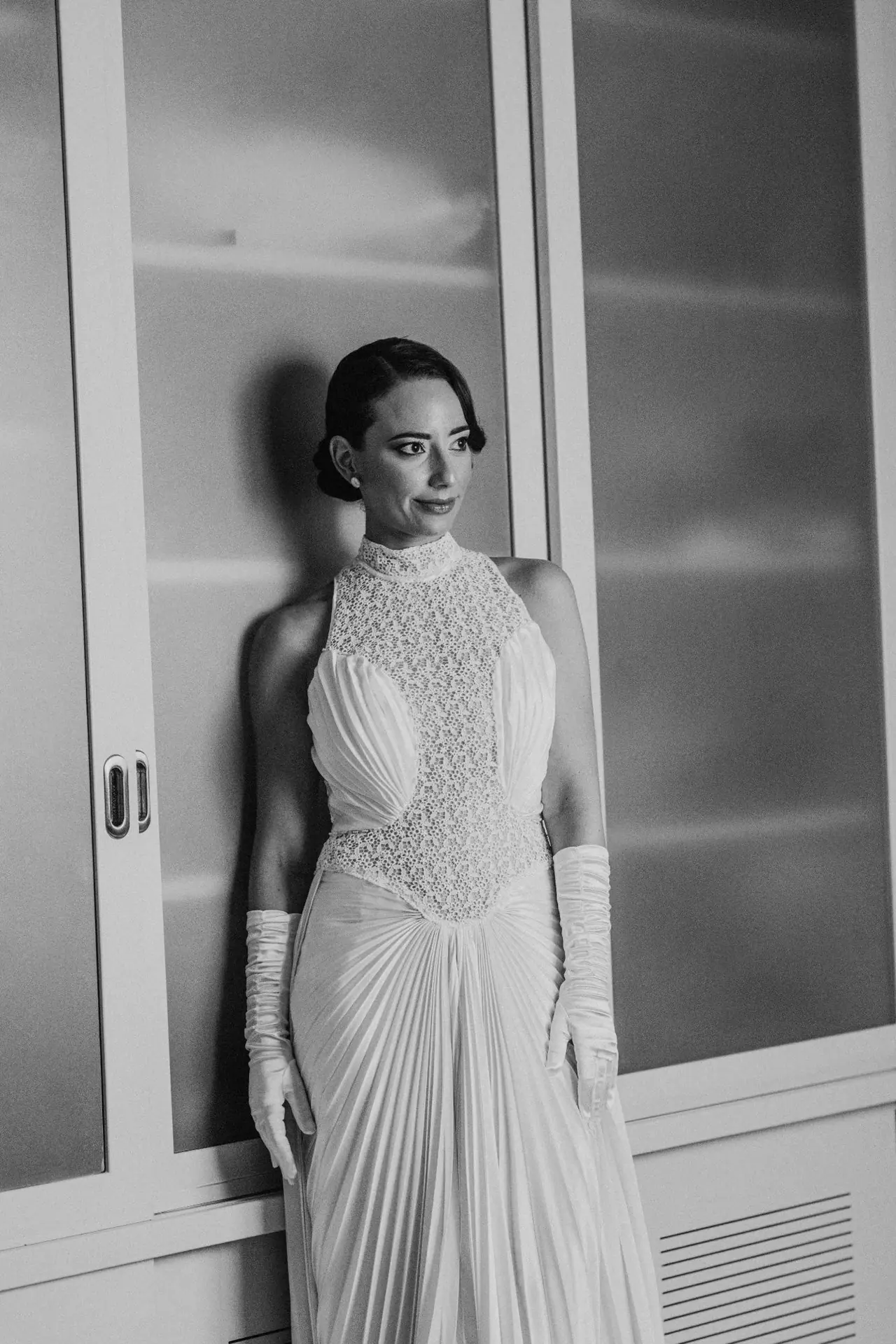 Fotografía de boda en Valencia: novia plisado guantes, en blanco y negro