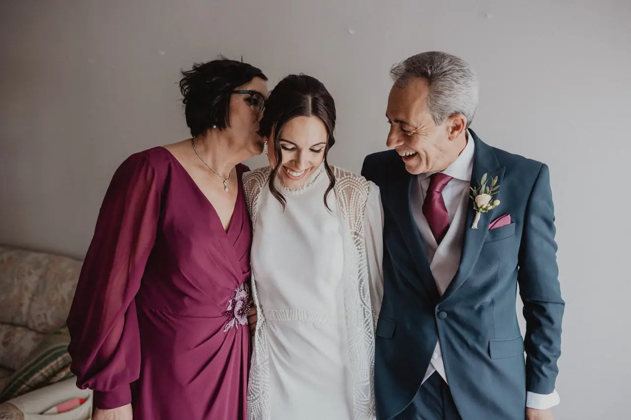 Fotografía de boda en Valencia: novia con sus padres