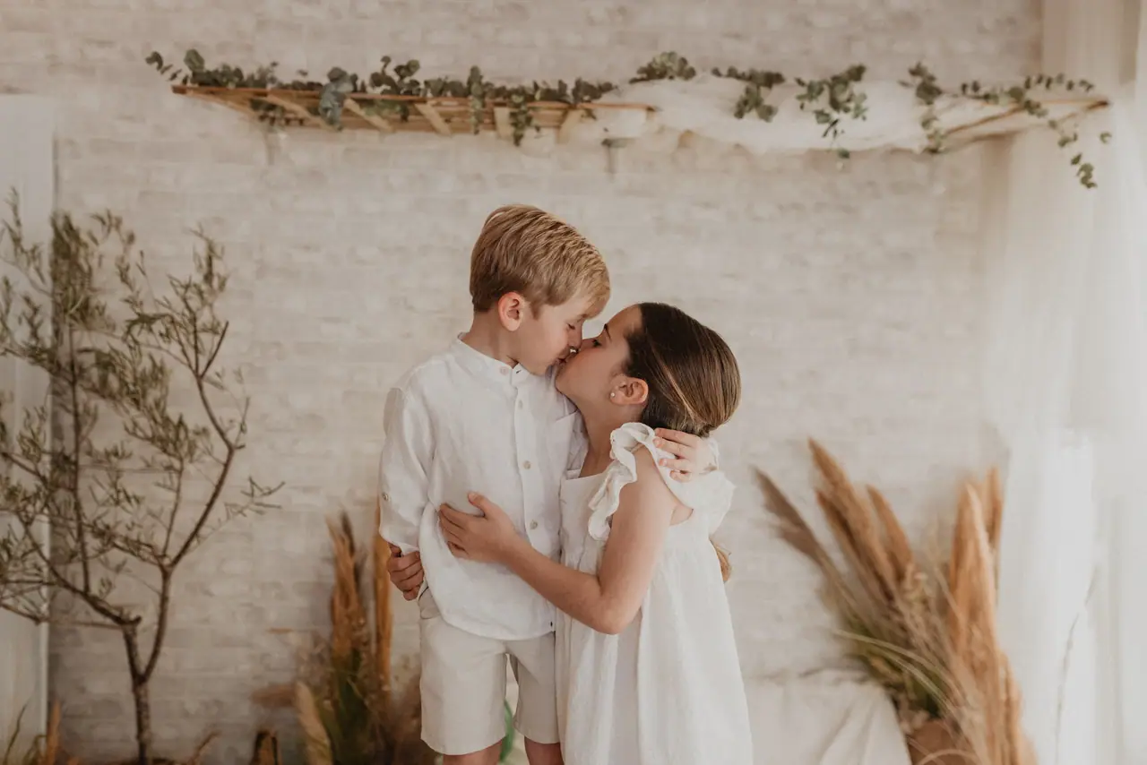 Fotografía de comunión: hermanos beso estudio