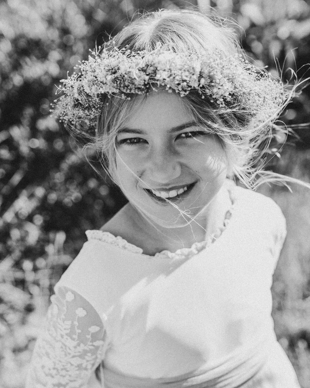 Fotografía de comunión: exterior corona flores, en blanco y negro