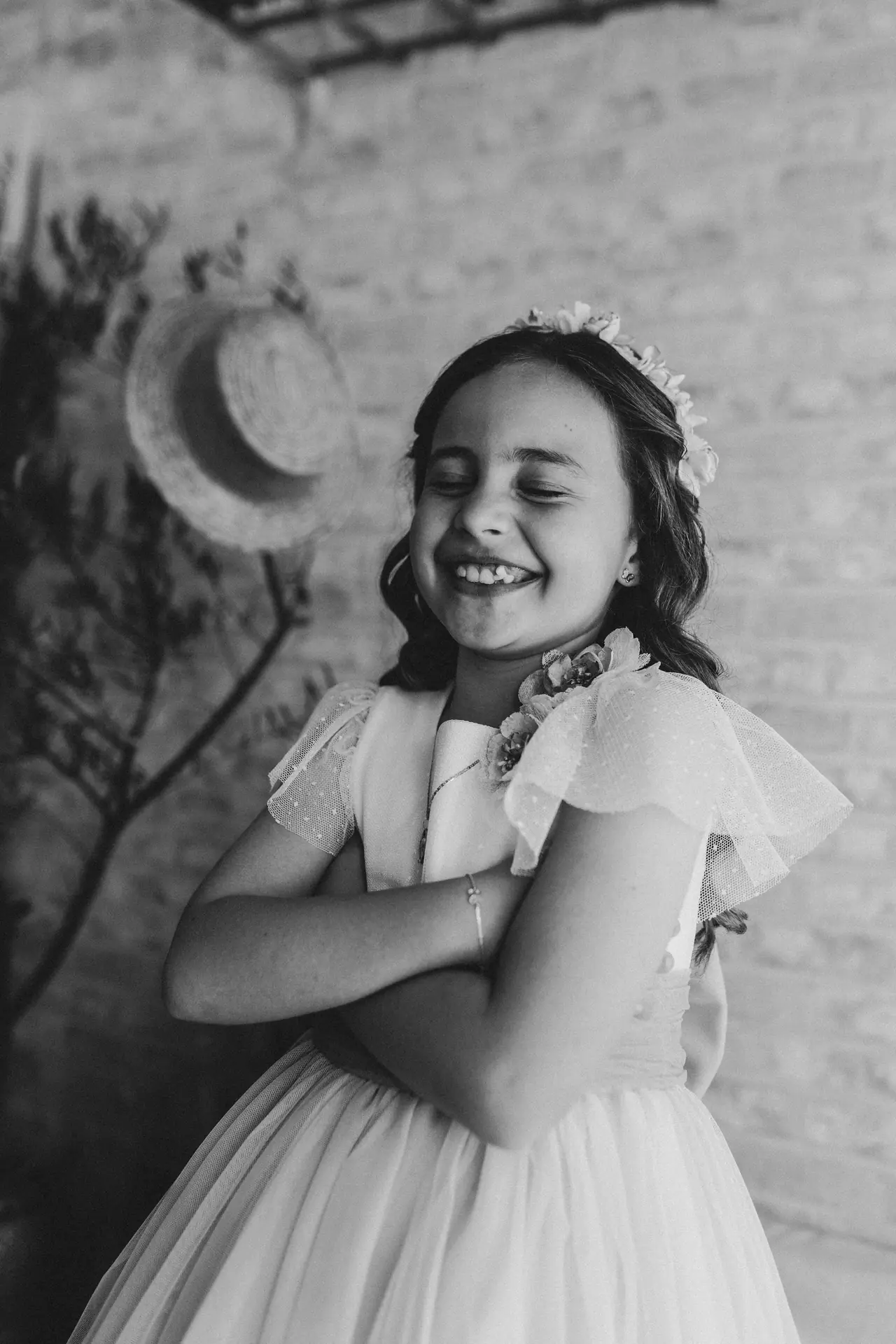 Fotografía de comunión: brazos cruzados risa, en blanco y negro