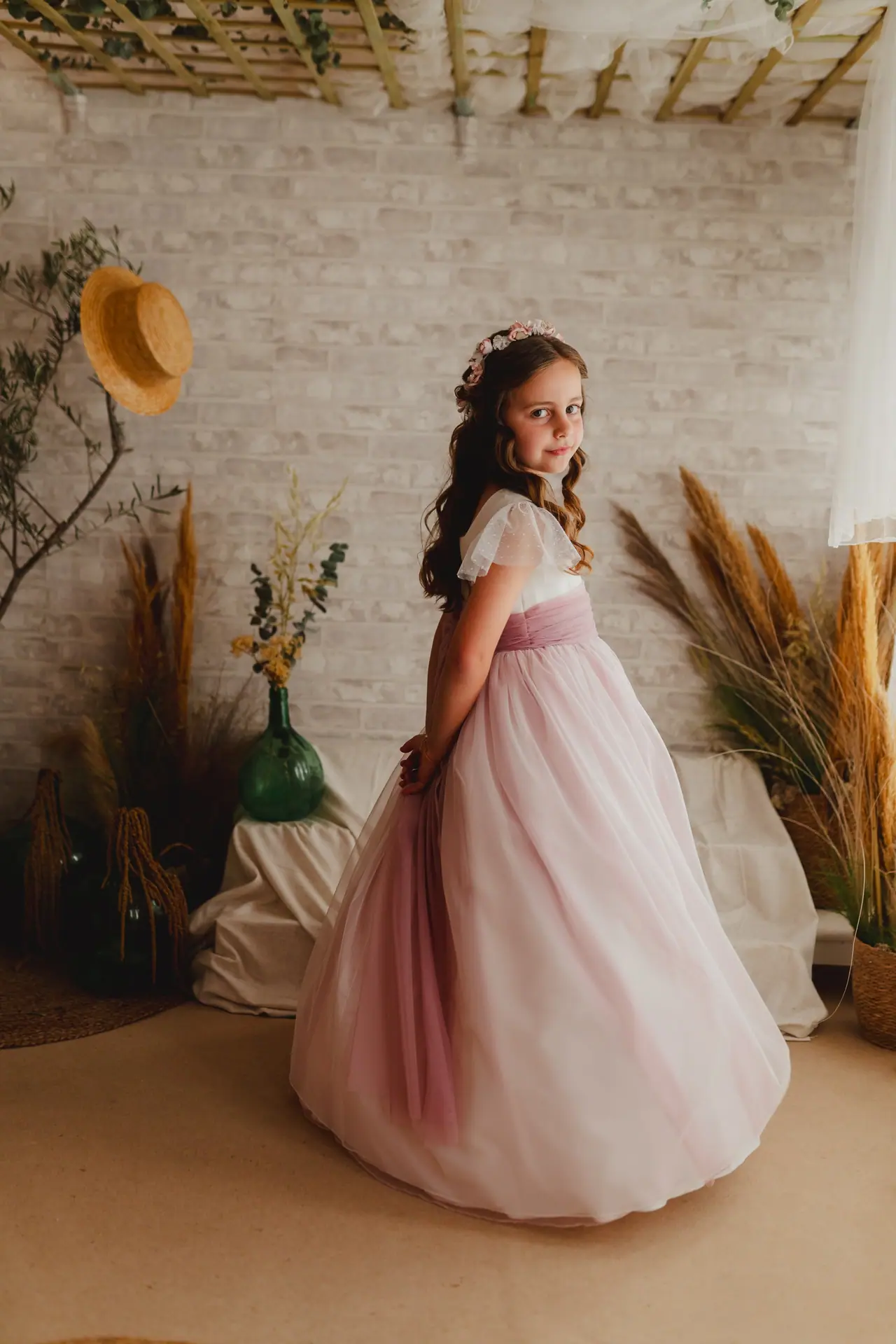 Fotografía de comunión: estudio vestido rosa mirada