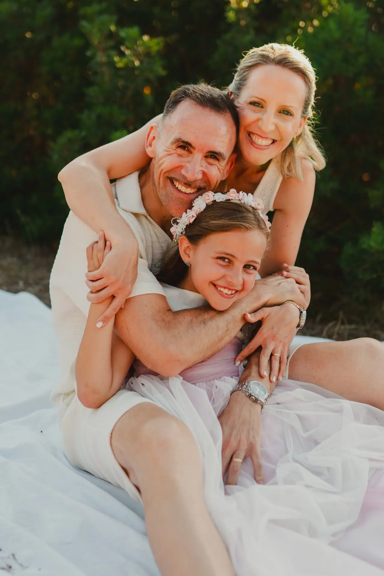 Fotografía de comunión: familia abrazo manta