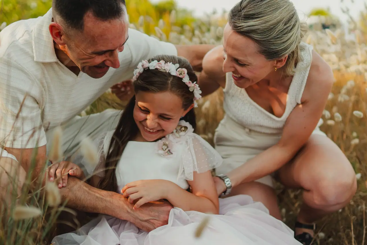 Fotografía de comunión: familia campo cosquillas