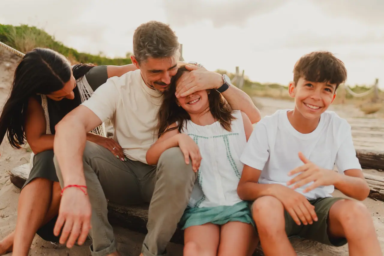 Fotografía de comunión: familia playa ojos tapados