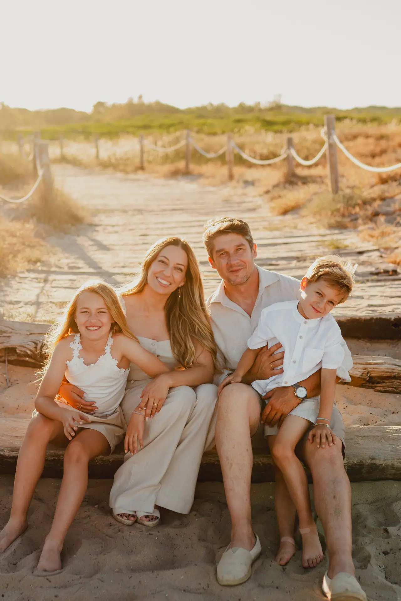 Fotografía de comunión: familia playa pasarela