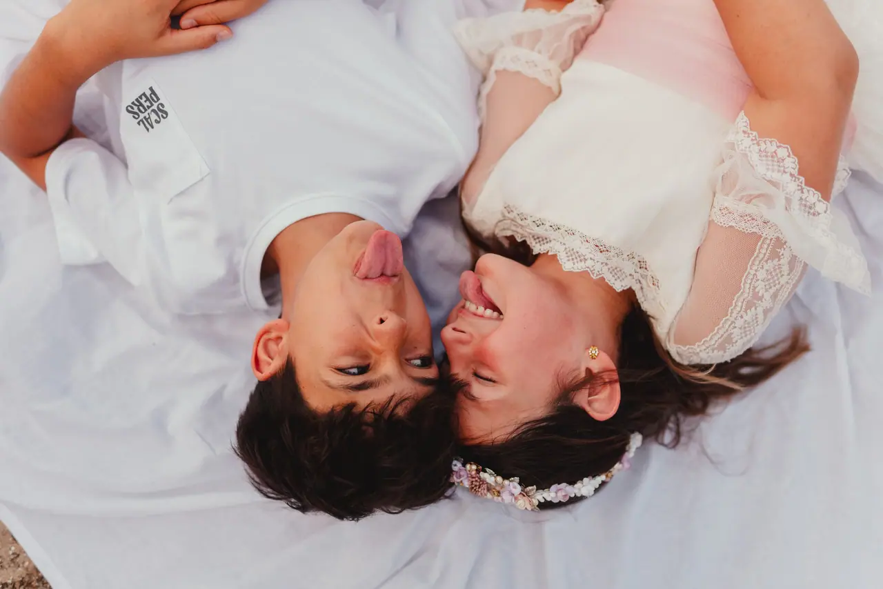 Fotografía de comunión: hermanos tumbados lengua