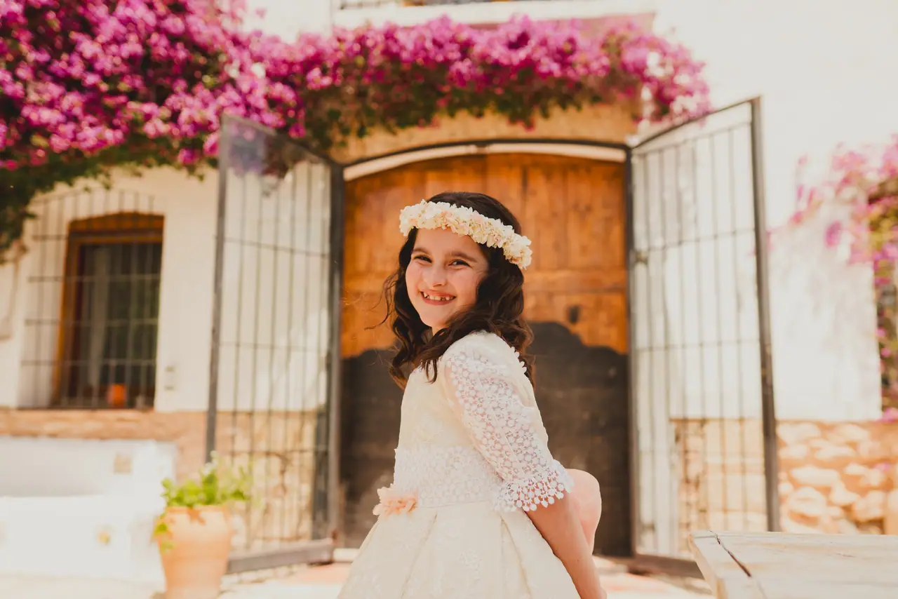 Fotografía de comunión: niña buganvilla puerta