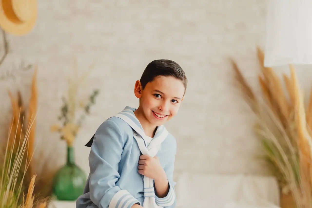 Fotografía de comunión: niño marinero sonrisa