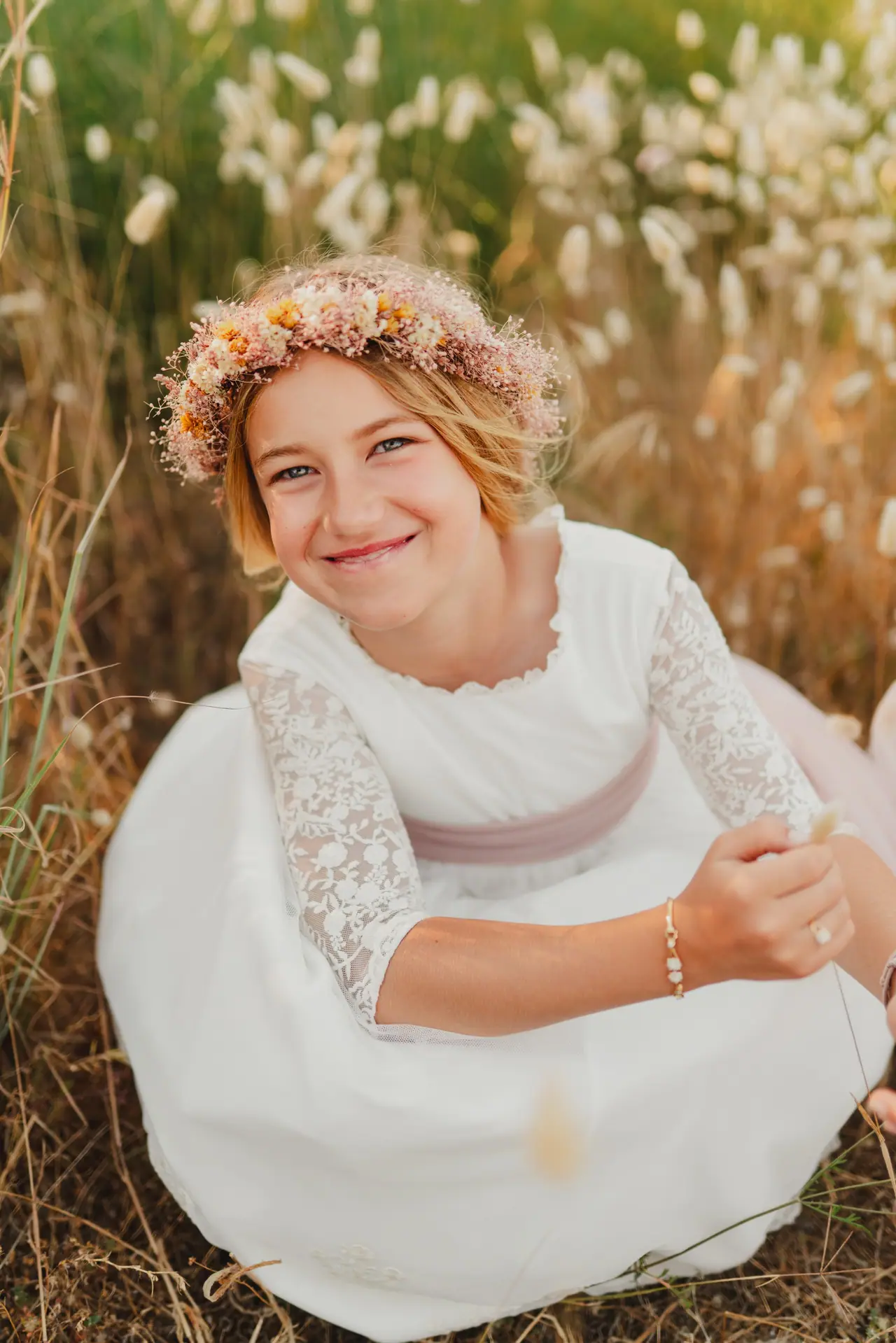 Fotografía de comunión: sentada hierba corona